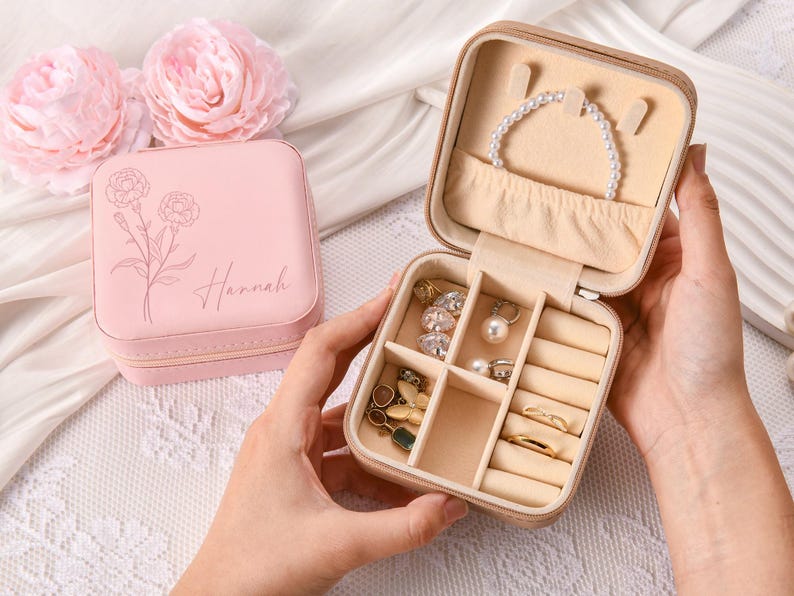 Personalized Bridesmaid Gift,Wedding Gift,Travel Jewelry Case with Name,Birth Flower Jewelry Case,Custom Leather Jewelry Box, Gift for Her