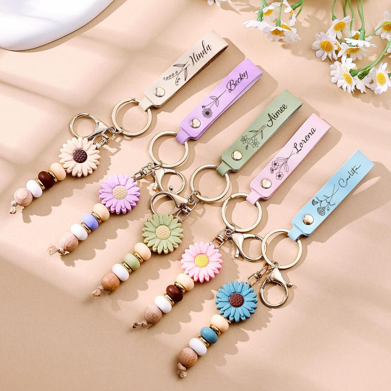 Personalized Birth Flower Keyring, Daisy Beaded Keyring for Girls, Gift for Her, Custom Text Faux Leather Keyring,Bag Charm,Bridesmaid Gifts